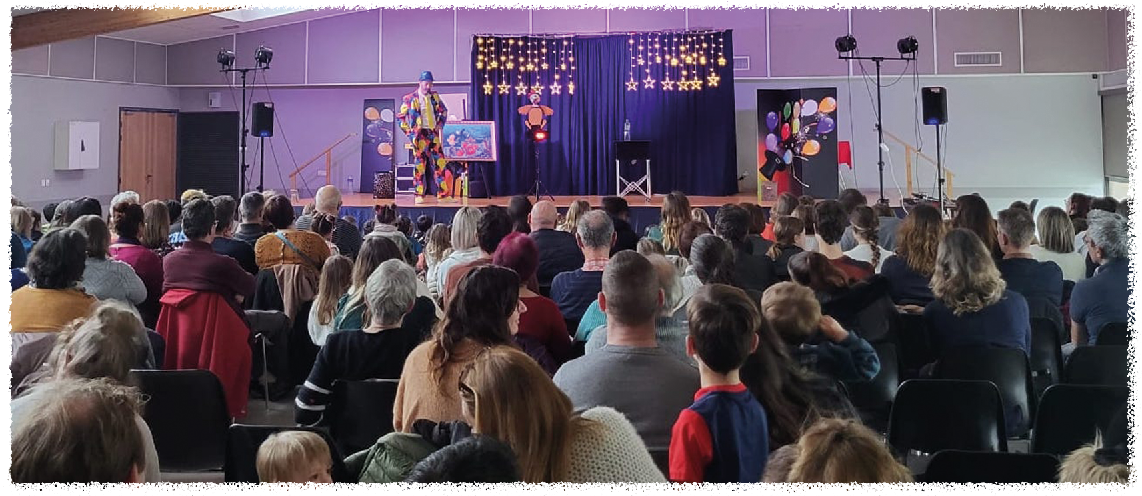 Mister Fred en spectacle sur scène devant son public